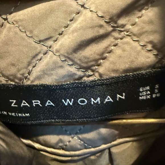 Zara Woman Green Quilted Zip Vest Size Small Stretch Sides Pockets Gold Accents - Picture 3 of 3